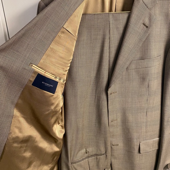 Mens Burberry suite. Coat-40lg pants-34lg - Picture 4 of 12
